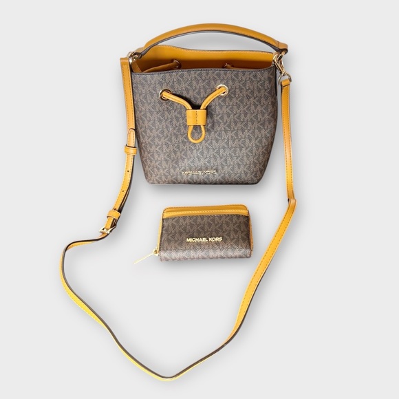 Michael Kors Suri Bucket Crossbody Bag & Wallet - Picture 1 of 11